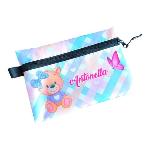 Cartuchera escolar de lona personalizada a todo color con cierre de cremallera e impresión de Infantulas.